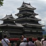 国宝だけあって立派なたたずまいの松本城。でも中の急な階段には悪戦苦闘しました（酔ってるからか？）。