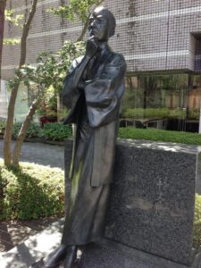 文学館のまえ、広瀬川河畔に佇む朔太郎像